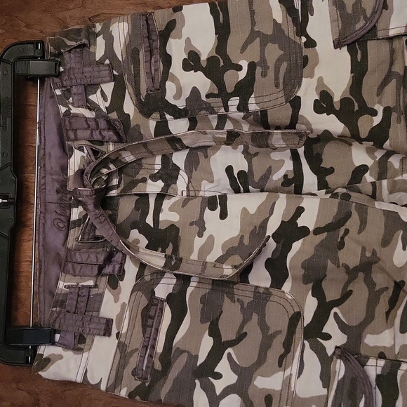 Younique camouflage capri pants 1 - Picture 4 of 11